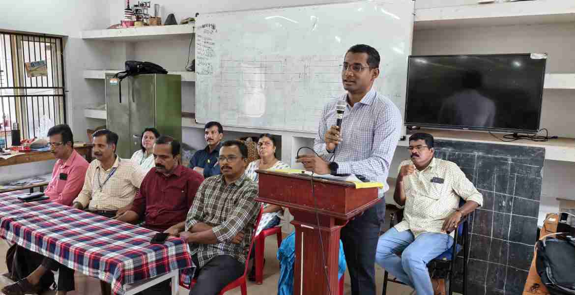 ജില്ലാ റിസോഴ്സ് അധ്യാപക സംഗമം  ജില്ലാ കലക്ടർ അരുൺ കെ വിജയൻ  ഉദ്ഘാടനം ചെയ്യുന്നു