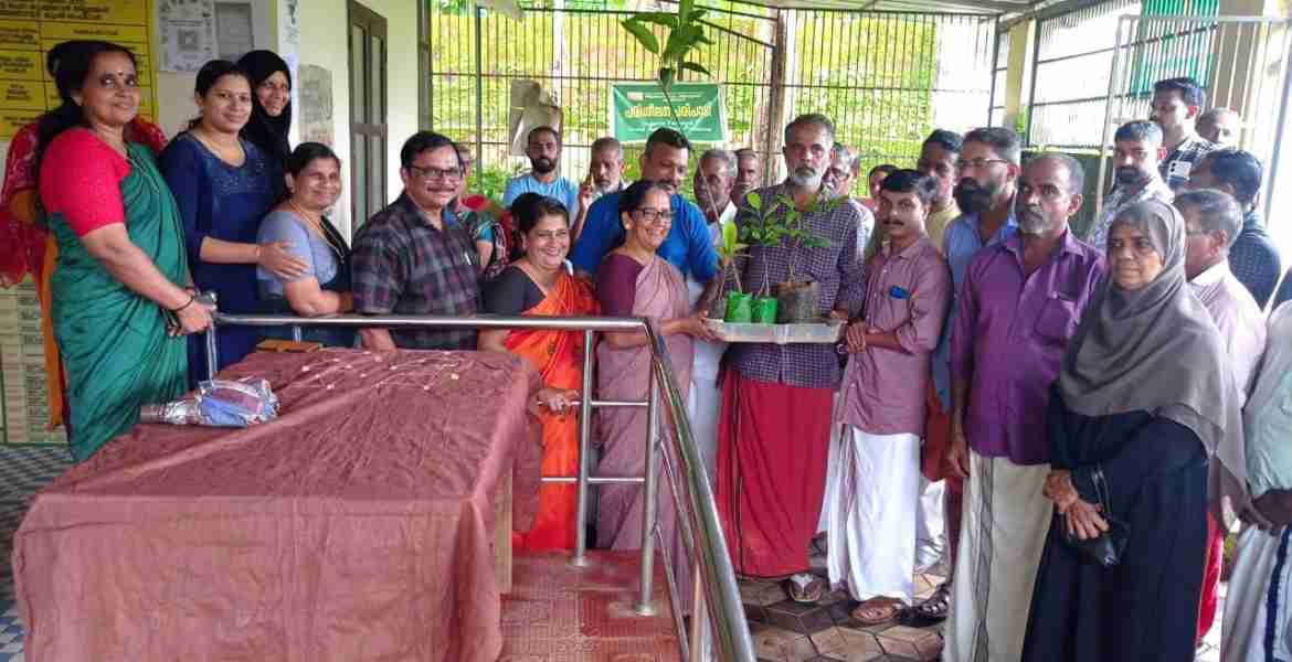 ഫലവൃക്ഷ ഗ്രാമം പദ്ധതിയുടെ ഭാഗമായി ഫലവൃക്ഷ തൈ വിതരണം തില്ലങ്കേരി പഞ്ചായത്ത് പ്രസിഡന്റ് പി ശ്രീമതി ഉദ്ഘാടനം ചെയ്യുന്നു