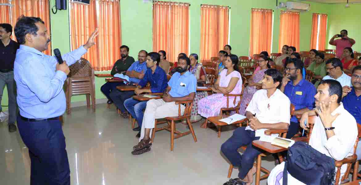 പെരിയ ഗവര്‍മെന്റ് പോളിടെക്‌നിക്കില്‍ പോളിംഗ്  ഉദ്യോഗസ്ഥര്‍ക്കുള്ള ആദ്യ ഘട്ട പരിശീലനം ക്ലാസ് എടുത്ത് ജില്ലാ കളക്ടര്‍ ഡോ ഡി സജിത്ത് ബാബു ഉദ്ഘാടനം ചെയ്യുന്നു.
