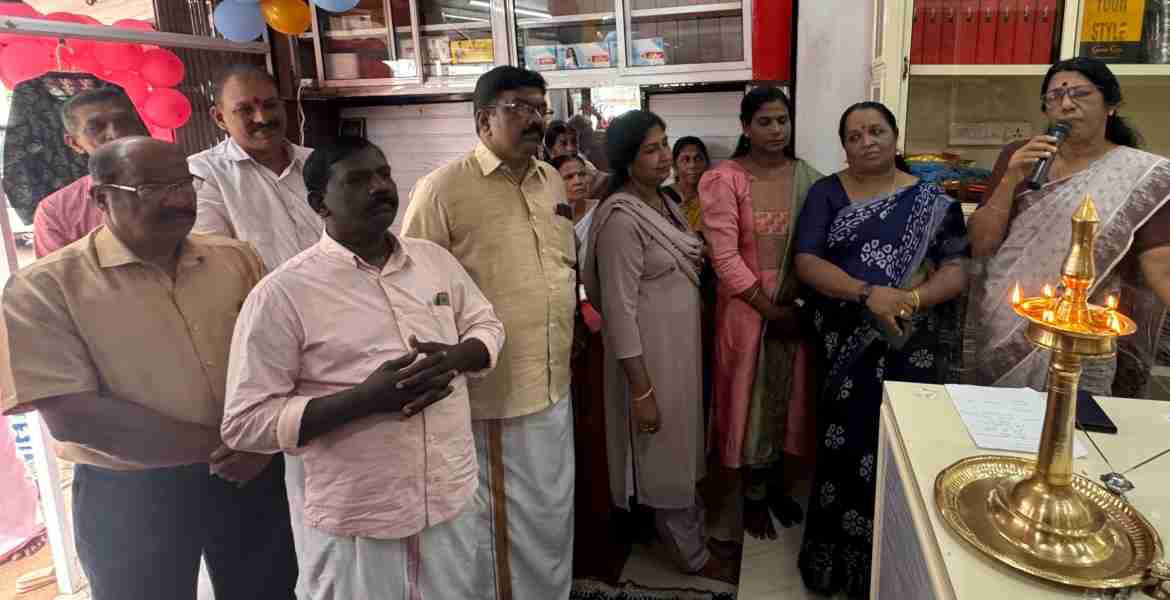 വട്ടക്കാവില്‍ ആരംഭിച്ച വനിതാ ഗ്രൂപ്പ് സംരംഭം 'യൂണീക് കളക്ഷന്‍സി'ന്റെ ഉദ്ഘാടനം ഇലന്തൂര്‍ ബ്ലോക്ക് പഞ്ചായത്ത് പ്രസിഡന്റ് ജെ ഇന്ദിരാദേവി നിര്‍വഹിക്കുന്നു