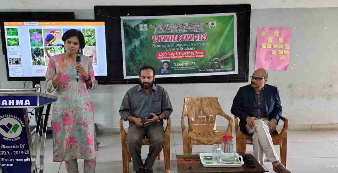 വാദി റഹ്‌മ സ്‌കൂളിൽ നടന്ന തൈ നടീലും ബോധവല്‍ക്കരണ ക്ലാസും  ഉത്തരമേഖല സാമൂഹ്യ വനവല്‍ക്കരണ വിഭാഗം കണ്‍സര്‍വേറ്റര്‍ ആർ കീര്‍ത്തി ഉദ്ഘാടനം ചെയ്യുന്നു