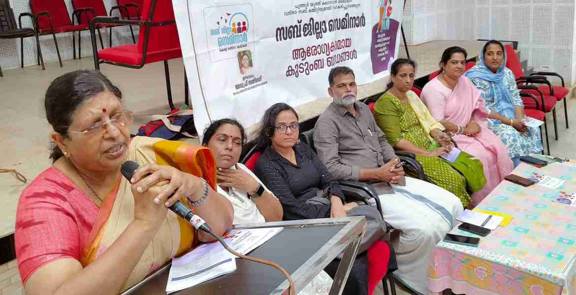 കേരള വനിതാ കമ്മീഷൻ പുത്തൂർ യൂത്ത് കലാസാഗർ ലൈബ്രറി വനിതാ സബ് കമ്മിറ്റിയുമായി സഹകരിച്ച് സംഘടിപ്പിച്ച 'ആരോഗ്യകരമായ കുടുംബ ബന്ധങ്ങൾ' സെമിനാർ  വനിതാ കമ്മീഷൻ ചെയർപേഴ്സൺ അഡ്വ. പി. സതീദേവി ഉദ്ഘാടനം ചെയ്യുന്നു
