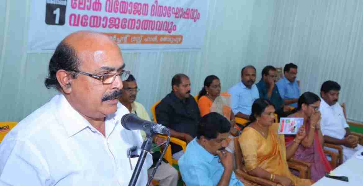 ലോക വയോജന ദിനാഘോഷത്തിന്റെ ഭാഗമായി നടന്ന പൊതുപരിപാടി ഉദ്ഘാടനം നിര്‍വഹിച്ചു സംസാരിക്കുന്ന ഇടുക്കി ജില്ലാ പഞ്ചായത്ത് പ്രസിഡന്റ് മാത്യു ജോണ്‍