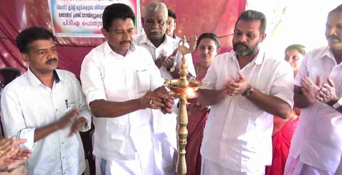 വെള്ളത്തൂവല്‍ ഹയര്‍സെക്കണ്ടറി സ്‌കൂളിലെ വിവിധ പദ്ധതികളുടെ ഉദ്ഘാടനം ജില്ലാപഞ്ചായത്തംഗം ഇ്ന്‍ഫന്റ് തോമസ് ഉദ്ഘാടനം ചെയ്യുന്നു.