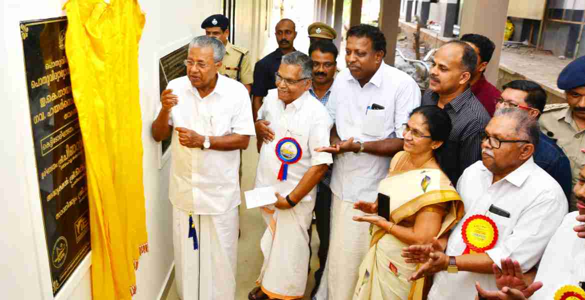 വേങ്ങാട് ഇ.കെ നായനാർ സ്മാരക ഗവ ഹയർ സെക്കണ്ടറി സ്കൂളിൽ ആധുനിക സൗകര്യങ്ങളോടുകൂടി നിർമ്മിച്ച കെട്ടിടത്തിന്റെ ഉദ്ഘാടനം മുഖ്യമന്ത്രി പിണറായി വിജയൻ നിർവഹിക്കുന്നു