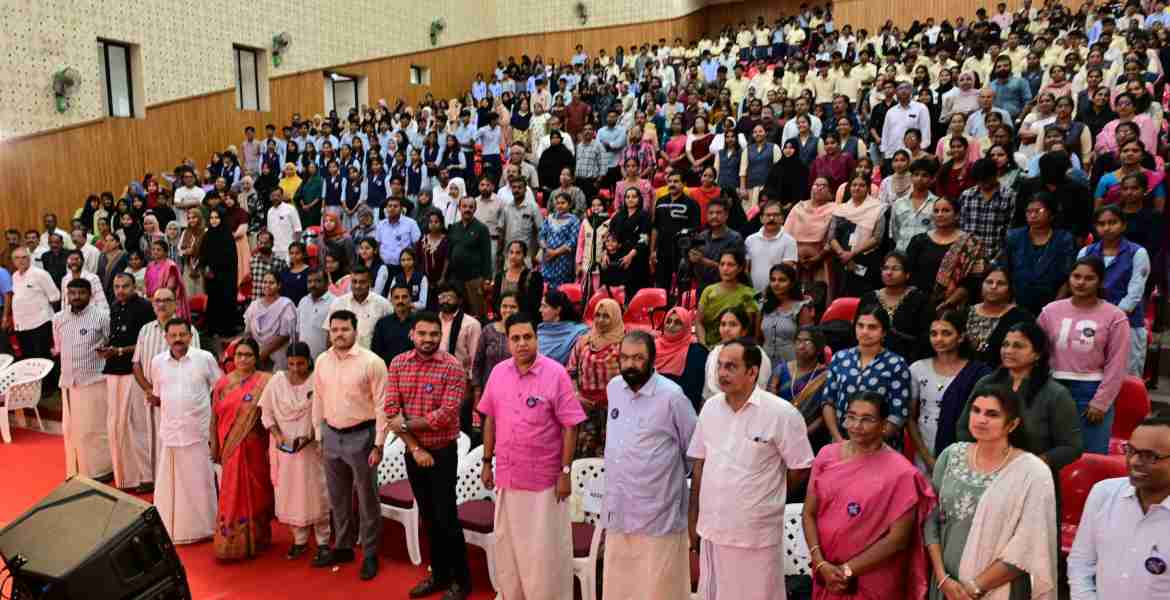തലശ്ശേരിലെ താരങ്ങൾ വിജയോത്സവം 2025 ഉദ്ഘാടനം ചെയ്യാനെത്തിയ പൊതു വിദ്യാഭ്യാസ, തൊഴിൽ വകുപ്പ് മന്ത്രി വി ശിവൻകുട്ടി കോടിയേരി ബാലകൃഷ്ണൻ സ്മാരക ഹാളിൽ  വിദ്യാർഥി കളുടെയും രക്ഷിതാക്കളുടെയും കൂടെ
