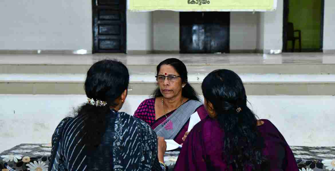 വനിതാ കമ്മിഷൻ അംഗം അഡ്വ. ഇന്ദിര രവീന്ദ്രന്റെ നേതൃത്വത്തിൽ ചങ്ങനാശ്ശേരി നഗരസഭാ ഓഡിറ്റോറിയത്തിൽ നടന്ന അദാലത്ത്.