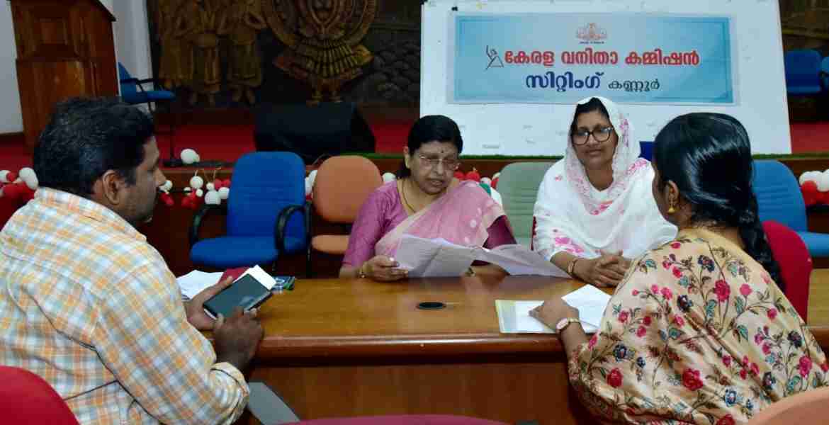 വനിതാ കമ്മീഷൻ കണ്ണൂർ കളക്ടറേറ്റിൽ സംഘടിപ്പിച്ച അദാലത്തിൽ വനിതാ കമ്മീഷൻ അധ്യക്ഷ അഡ്വ. പി സതീദേവിയും കമ്മീഷൻ അംഗം അഡ്വ.പി കുഞ്ഞായിഷയും പരാതികൾ കേൾക്കുന്നു