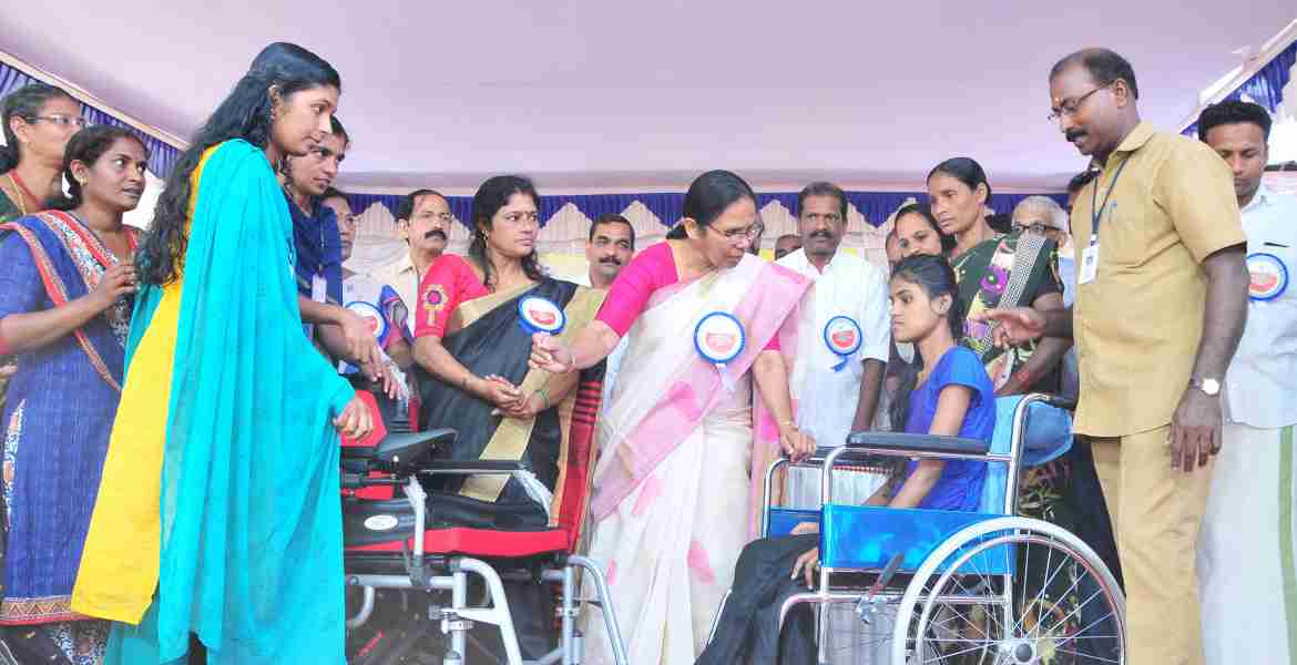 ഭിന്നശേഷി സഹായ ഉപകരണ വിതരണം മന്ത്രി കെ.കെ ശൈലജ   നിര്‍വഹിക്കുന്നു