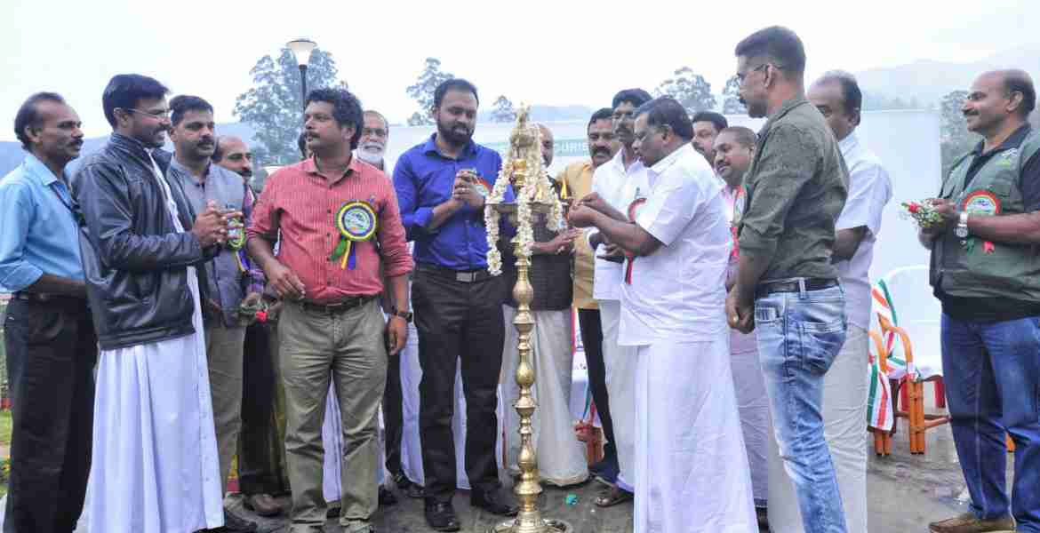 മൂന്നാർ വിന്റർ കാർണിവല്ലിന്റെ ഉദ്ഘാടനം  എം എൽ എ എസ് രാജേന്ദ്രൻ നിർവ്വഹിക്കുന്നു.