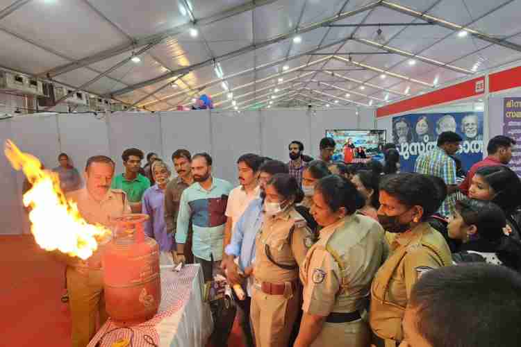 ഫോട്ടോ: എന്റെ കേരളം പ്രദര്‍ശന വിപണന മേളയില്‍ ഗ്യാസ് സിലിണ്ടര്‍ റെഗുലേറ്ററില്‍ ലീക്കേജ് മൂലം ഉണ്ടാവുന്ന അഗ്നിബാധയില്‍ നിന്നും എങ്ങനെ രക്ഷപ്പെടാമെന്ന് അഗ്നിരക്ഷാ സേന ഉദ്യോഗസ്ഥന്‍ വി. കണ്ണദാസ് വിവരിക്കുന്നു