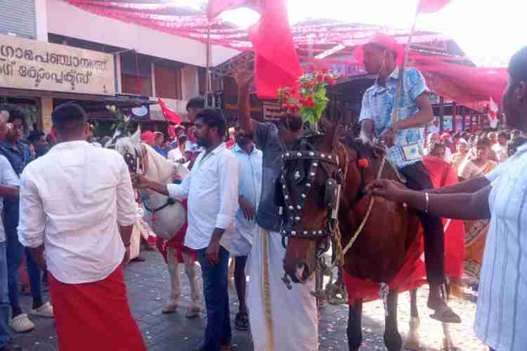 ഫോട്ടോ-എന്റെ കേരളം പ്രദര്‍ശന വിപണന മേളയില്‍ വരുന്ന കുതിര.