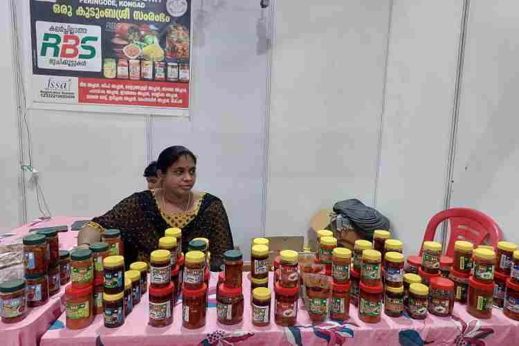 ഫോട്ടോ-എന്റെ കേരളം വിപണന മേളയില്‍ അച്ചാര്‍ വില്‍പന നടത്തുന്ന കുടുംബശ്രീ പ്രവര്‍ത്തകര്‍.
