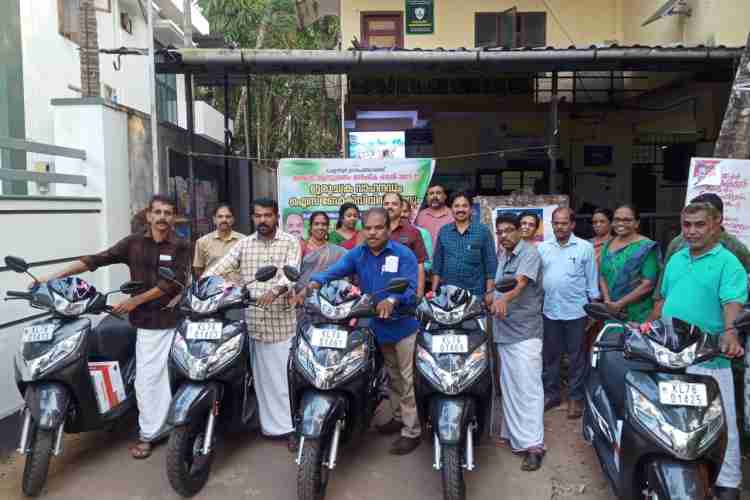 മത്സ്യത്തൊഴിലാളികൾക്ക് ഇരുചക്ര വാഹനവും ഐസ് ബോക്സും വിതരണം ചെയ്തു