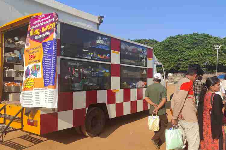 ഫോട്ടോ-എന്റെ കേരളം പ്രദര്‍ശന വിപണന മേളയിലെത്തിയ കണ്‍സ്യുമര്‍ഫെഡിന്റെ മൊബൈല്‍ ത്രിവേണി സൂപ്പര്‍ മാര്‍ക്കറ്റ്.