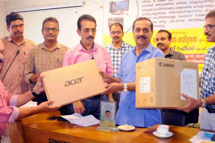 കമ്പ്യൂട്ടറുകളും പ്രിന്ററുകളും വിതരണം ചെയ്തു