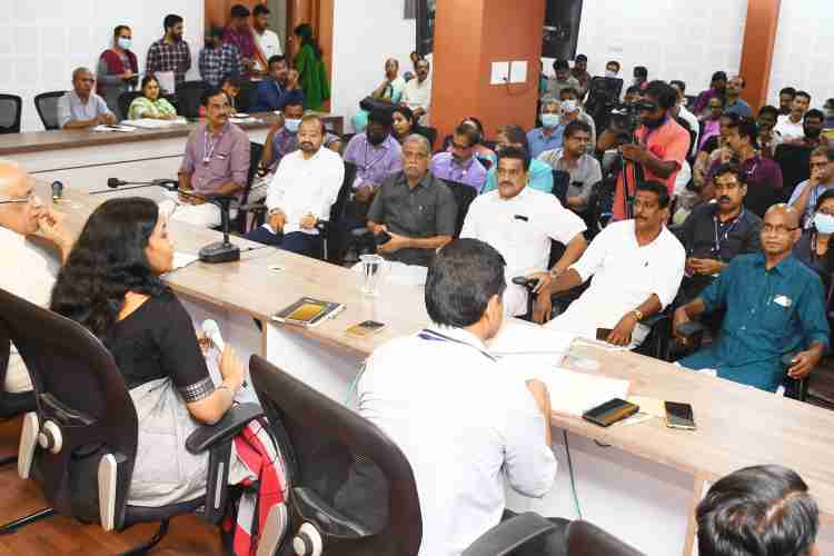 ഫോട്ടോ-കരുതലും കൈത്താങ്ങും താലൂക്ക് തല പരാതി പരിഹാര അദാലത്തുമായി ബന്ധപ്പെട്ട് വൈദ്യുതി വകുപ്പ് മന്ത്രി കെ. കൃഷ്ണന്‍കുട്ടിയുടെ അധ്യക്ഷതയില്‍ കലക്ടറേറ്റ് കോണ്‍ഫറന്‍സ് ഹാളില്‍ ചേര്‍ന്ന യോഗം.