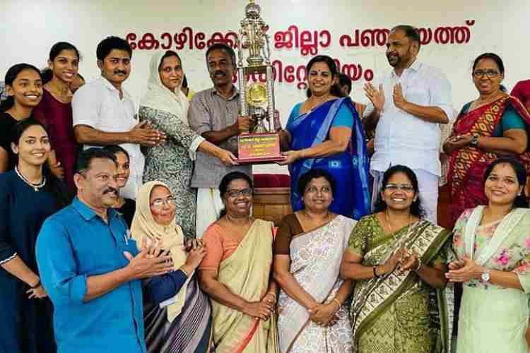 ജില്ലാ കേരളോത്സവം: ചേളന്നൂർ ബ്ലോക്ക് പഞ്ചായത്തിനുള്ള എവറോളിംഗ് ട്രോഫി കൈമാറി