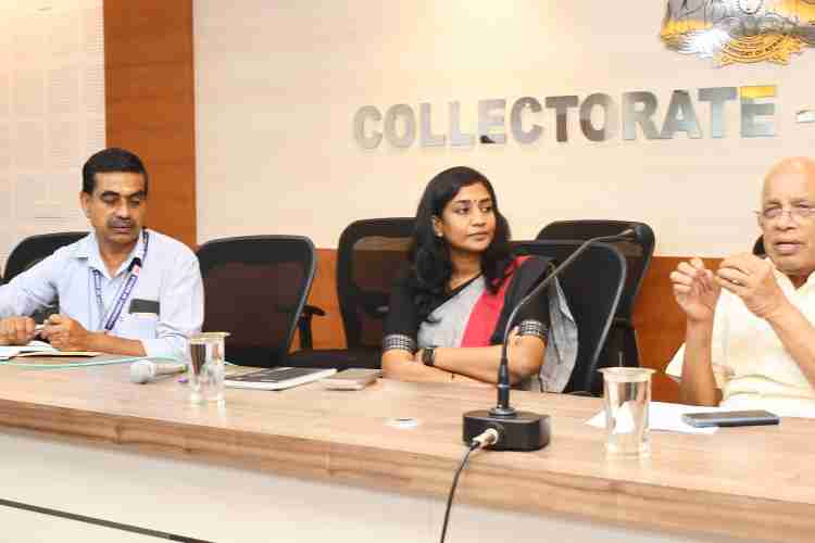 ഫോട്ടോ-ജില്ലാതല പട്ടയ മേളയ്ക്ക് മുന്നോടിയായി വൈദ്യുതി വകുപ്പ് മന്ത്രി കെ. കൃഷ്ണന്‍കുട്ടിയുടെ നേതൃത്വത്തില്‍ കലക്ടറേറ്റ് കോണ്‍ഫറന്‍സ് ഹാളില്‍ സംഘടിപ്പിച്ച യോഗം.
