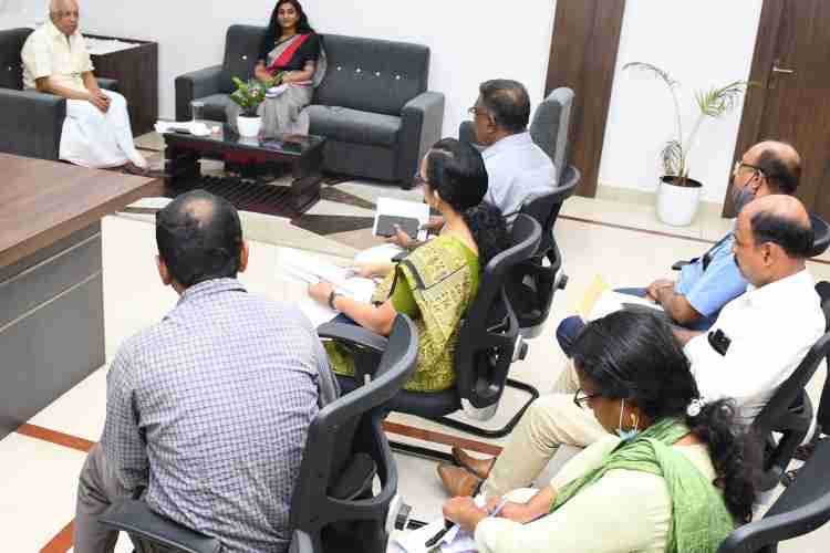 ഫോട്ടോ: നെല്ല് സംഭരണവുമായി ബന്ധപ്പെട്ട് വൈദ്യുതി വകുപ്പ് മന്ത്രി കെ. കൃഷ്ണന്‍കുട്ടിയുടെ നേതൃത്വത്തില്‍ ജില്ലാ കലക്ടറുടെ ചേംബറില്‍ നടന്ന അവലോകന യോഗം.