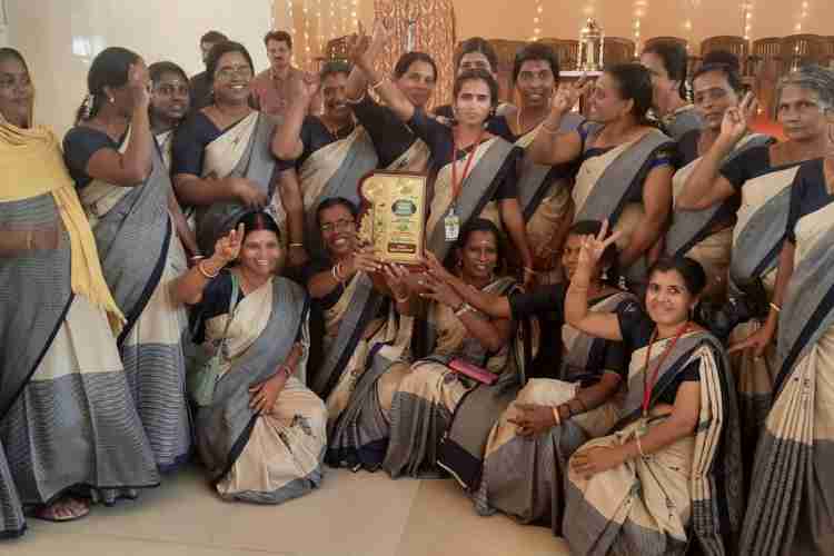 ഫോട്ടോ-പല്ലശ്ശന ഗ്രാമ പഞ്ചായത്തിലെ ഹരിത കര്‍മ്മസേനാംഗങ്ങള്‍.