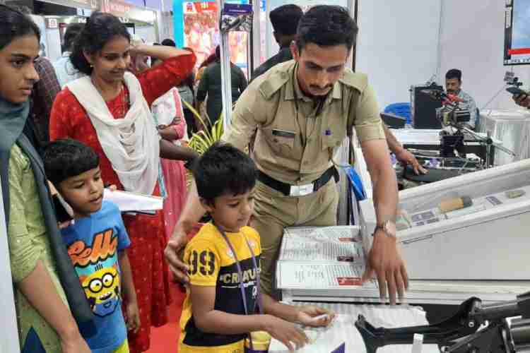 ഫോട്ടോ: പോലീസ് സ്റ്റാളില്‍ കുട്ടികള്‍ക്ക് വിവിധതരം തോക്കുകളെ കുറിച്ച് വിശദീകരിച്ചു കൊടുക്കുന്ന ഉദ്യോഗസ്ഥന്‍.