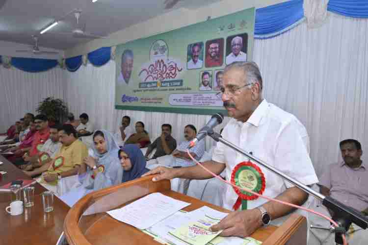 ഫോട്ടോ-മണ്ണാര്‍ക്കാട് കോ-ഓപ്പറേറ്റീവ് ബാങ്ക് ഓഡിറ്റോറിയത്തില്‍ നടന്ന വനസൗഹൃദ സദസ് വനം-വന്യജീവി വകുപ്പ് മന്ത്രി എ.കെ. ശശീന്ദ്രന്‍ ഉദ്ഘാടനം ചെയ്യുന്നു.