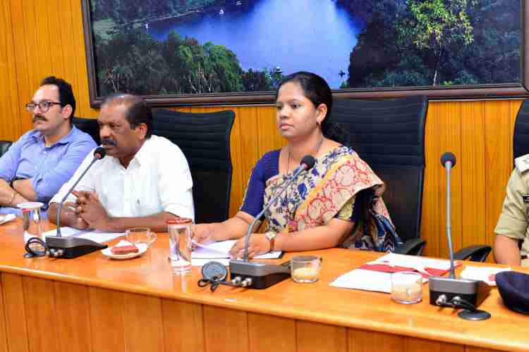 പട്ടികജാതി -പട്ടിക വര്‍ഗ്ഗ-പിന്നാക്കക്ഷേമ വകുപ്പ് മന്ത്രി ഒ.ആര്‍ കേളുവിന്റെ അധ്യക്ഷതയില്‍ കളക്ടറേറ്റ് മിനി കോണ്‍ഫറന്‍സ് ഹാളില്‍ ചേര്‍ന്ന അവലോകന യോഗം