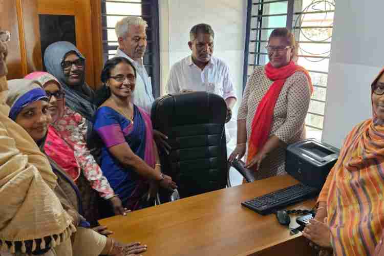 ഫർണീച്ചർ വിതരണം ചെയ്തു 