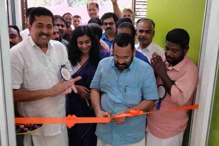 ഫോട്ടോ-അലനല്ലൂര്‍ 1 സ്മാര്‍ട്ട് വില്ലേജ് ഓഫീസിന്റെ ഉദ്ഘാടനം റവന്യൂ വകുപ്പ് മന്ത്രി കെ. രാജന്‍ നിര്‍വഹിക്കുന്നു.