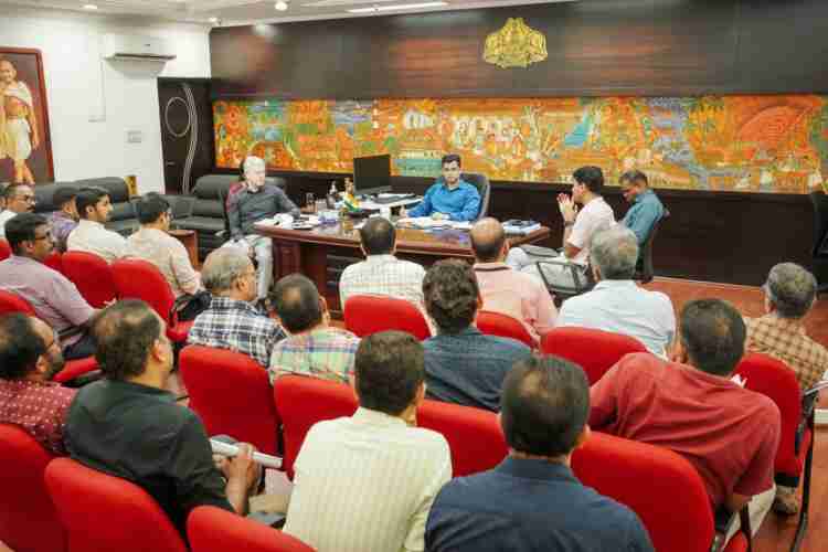 നിയമസഭ തിരഞ്ഞെടുപ്പുമായി ബന്ധപ്പെട്ട ഒരുക്കങ്ങള്‍ വിലയിരുത്തുന്നതിനും അന്തിമഘട്ട തയാറെടുപ്പുകള്‍ നടത്തുന്നതിനുമായി ജില്ലാ കലക്ടര്‍ സ്‌നേഹില്‍ കുമാര്‍ സിങ്ങിന്റെ അധ്യക്ഷതയില്‍ ചേര്‍ന്ന വരണാധികാരികളുടെയും നോഡല്‍ ഓഫീസര്‍മാരുടെയും യോഗം