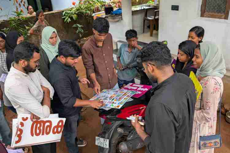 'സ്വീപ്' പ്രചാരണ പരിപാടികളുടെ ഭാഗമായി ഫാറൂഖ് ട്രെയിനിങ്  കോളേജ് ഇലക്ഷന്‍ ലിറ്ററസി ക്ലബിന്റെയും എന്‍.എസ്.എസ് യൂണിറ്റിന്റെയും നേതൃത്വത്തില്‍ നടത്തിയ വോട്ടര്‍ ബോധവത്കരണം