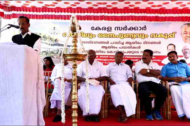 മൂന്നാര്‍ ടൗണില്‍ നടന്ന പൊതു സ്മ്മേളനത്തില്‍ മന്ത്രി ടി പി രാമകൃഷ്ണന്‍ സംസാരിക്കുന്നു.