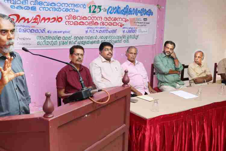 ബാലസാഹിത്യ ഇന്‍സ്‌ററിറ്റിയൂട്ടും ജില്ലാ ഭരണകൂടവും ചേര്‍ന്ന് സംഘടിപ്പിച്ച വിവേകാനന്ദസ്പര്‍ശം സെമിനാര്‍ കെ.ഇ.എന്‍.കുഞ്ഞഹമ്മദ് ഉദ്ഘാടനം ചെയ്യുന്നു