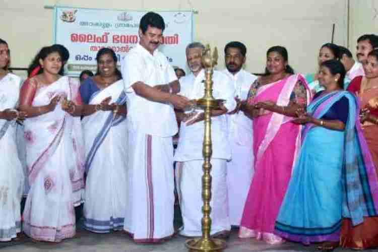 അറക്കുളം പഞ്ചായത്തില്‍  ലൈഫ് ഭവന പദ്ധതി രണ്ടാം ഘട്ടത്തിന്റെ താക്കോല്‍ വിതരണവും കുടുംബശ്രീ അംഗങ്ങള്‍ക്കായുള്ള  ഒപ്പം പദ്ധതിയുടെ ഗ്രാമ പഞ്ചായത്ത് തല  ഉദ്ഘാടനവും   ജോയ്‌സ് ജോര്‍ജ് എം പി നിര്‍വ്വഹിക്കുന്നു.