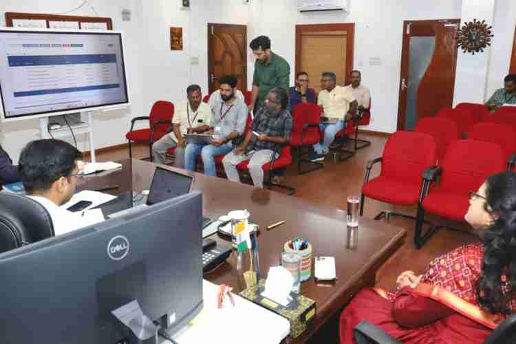 ജില്ലാ കലക്ടര്‍ സ്നേഹില്‍ കുമാര്‍ സിങ്ങിന്റെ നേതൃത്വത്തില്‍ വോട്ടിങ് യന്ത്രങ്ങളുടെ രണ്ടാംഘട്ട റാന്‍ഡമൈസേഷനുമായി ബന്ധപ്പെട്ട് ചേര്‍ന്ന യോഗം