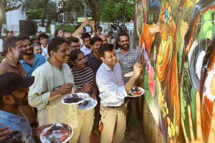 ജില്ല ഭരണകൂടം സംഘടിപ്പിച്ച  'ആർട്ട് ഓവർ ഡ്രഗ്സ്’ പരിപാടികൾ ജില്ലാ കലക്ടർ സ്നേഹിൽ കുമാർ സിംഗ് ഉദ്ഘാടനം ചെയ്യുന്നു.