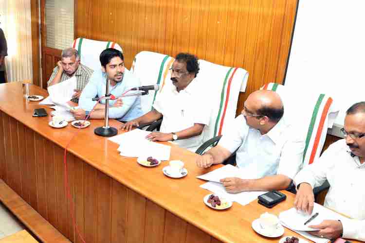 കളക്‌ട്രേറ്റില്‍ ചേര്‍ന്ന പദ്ധതി അവലോകനയോഗത്തില്‍ പട്ടികവര്‍ഗ്ഗ പട്ടികജാതി ക്ഷേമ വകുപ്പ് മന്ത്രി എ.കെ.ബാലന്‍ സംസാരിക്കുന്നു