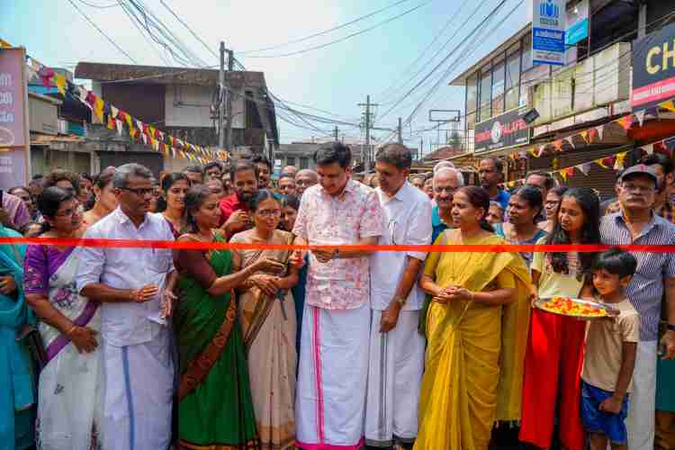 രാമനാട്ടുകര പാറമ്മൽ റോഡ് മന്ത്രി പി എ മുഹമ്മദ് റിയാസ് ഉദ്ഘാടനം ചെയ്യുന്നു