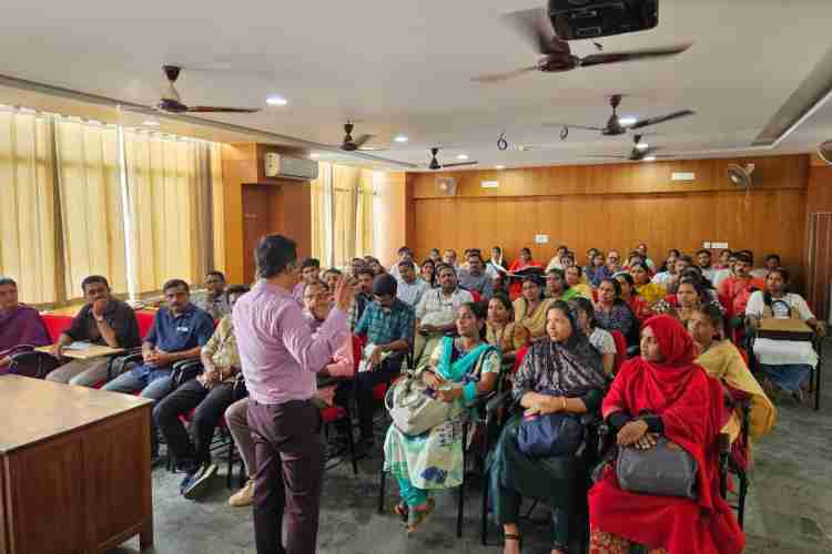 കോര്‍പറേഷന്‍ പരിധിയിലെ പോളിങ് ബൂത്തുകള്‍ ഹരിത ബൂത്തുകളാക്കുന്നതിന്റെ ഭാഗമായി ചേര്‍ന്ന യോഗം സെക്രട്ടറി എന്‍ കെ ഹരീഷ് ഉദ്ഘാടനം ചെയ്യുന്നു