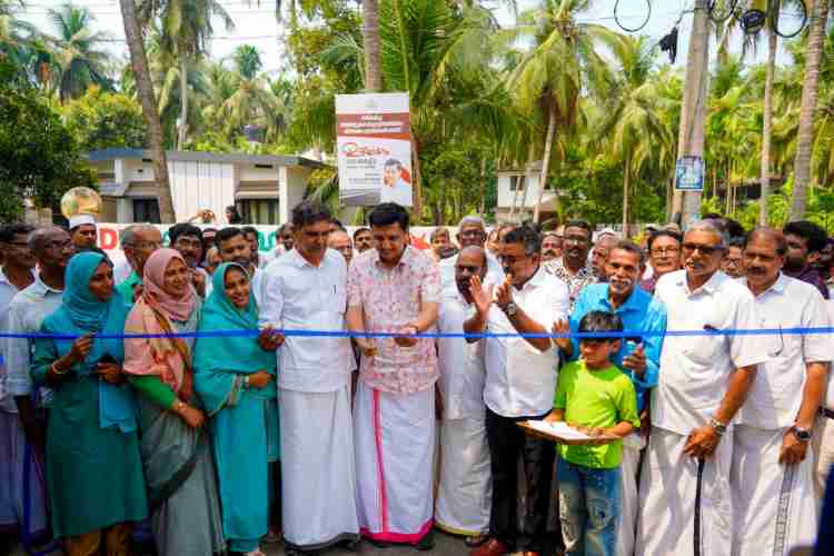 നവീകരിച്ച ആലുങ്ങൽപാടം-കിഴക്കേ പട്ടായിക്കൽ റോഡ് മന്ത്രി പി എ മുഹമ്മദ് റിയാസ് ഉദ്ഘാടനം ചെയ്യുന്നു