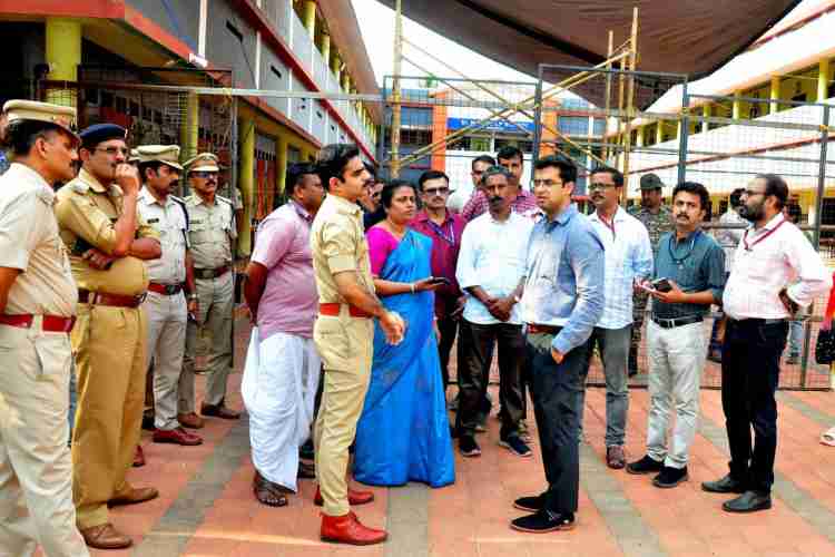വോട്ടെണ്ണൽ കേന്ദ്രമായ കൂടത്തായ് സെൻ്റ് മേരീസ് എൽ പി സ്കൂൾ ജില്ലാ കലക്ടർ സ്നേഹിൽ കുമാർ സിങ് സന്ദർശിക്കുന്നു