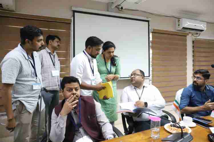 കലക്ടറേറ്റ് കോണ്‍ഫറന്‍സ് ഹാളില്‍ നടന്ന സ്ഥാനാര്‍ഥികളുടെ ആദ്യഘട്ട കണക്ക് പരിശോധന