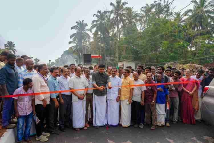നാലുവരിയായി വികസിപ്പിക്കുന്ന മാനാഞ്ചിറ-വെള്ളിമാട്‌കുന്ന് റോഡിന്റെ മാനാഞ്ചിറ-മലാപ്പറമ്പ് റീച്ചിന്റെ ഉദ്ഘാടനവും രണ്ടാംഘട്ടമായ മലാപ്പറമ്പ്-വെള്ളിമാട്കുന്ന് റീച്ചിന്റെ പ്രവൃത്തി ഉദ്ഘാടനവും മന്ത്രി പി എ മുഹമ്മദ് റിയാസ് നിർവഹിക്കുന്നു