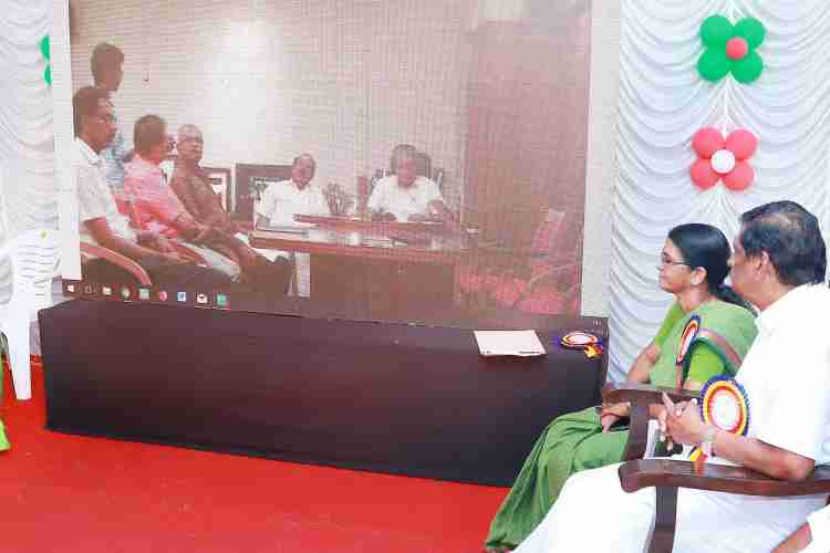 തൊടുപുഴ സബ്രജിസ്ട്രാര്‍ ഓഫീസ് മന്ദിരത്തിന്റെ നിര്‍മ്മാണം മുഖ്യന്ത്രി പിണറായി വിജയന്‍ വീഡിയോ കോണ്‍്ഫ്രന്‍സിലൂടെ ഉദ്ഘാടനം ചെയ്യുന്നു