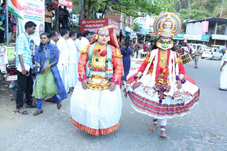 ആയിരംദിനാഘോഷത്തിന്റെ ഭാഗമായി ഇന്‍ഫര്‍മേഷന്‍ പബ്ലിക് റിലേഷന്‍സ് വകുപ്പ് വിവിധ വകുപ്പുകളുടെ സഹകരണത്തോടെ സംഘടിപ്പിച്ച സാംസ്‌കാരികറാലിയില്‍ നിന്ന്