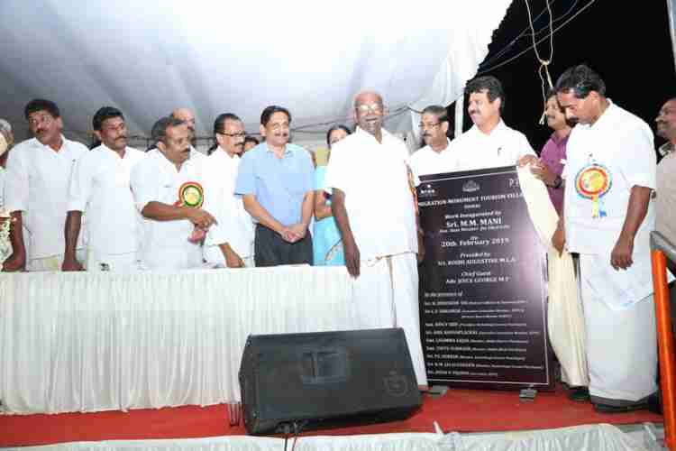 സംസ്ഥാന സര്‍ക്കാരിന്റെ ആയിരം ദിനാഘോഷത്തിന്റെ ഭാഗമായി ചെറുതോണിയില്‍ കുടിയേറ്റ സ്മാരക മ്യൂസിയത്തിന്റെ ശിലാസ്ഥാപനം മന്ത്രി എം.എം മണി നിര്‍വ്വഹിക്കുന്നു.