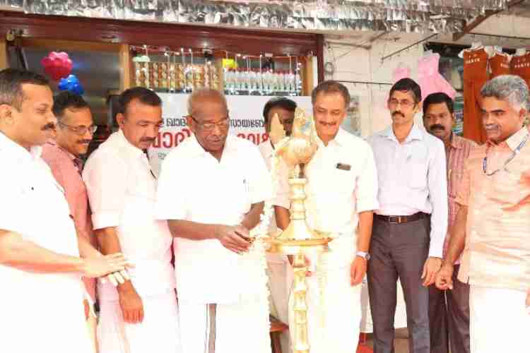ഓണം ബക്രീദ് ഖാദി മേളയുടെ ജില്ലാതല ഉദ്ഘാടനം വൈദ്യുതി മന്ത്രി എം.എം മണി നിർവ്വഹിക്കുന്നു.