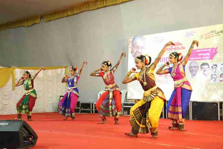 ആയിരം ദിനാഘോഷവേദിയിലെ നൃത്തപരിപാടിയില് നിന്ന്