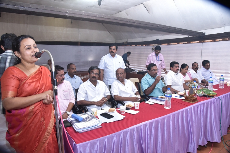 ആറډുള ക്ഷേത്രത്തിലും പരിസരത്തും നടത്തേണ്ട വികസനപ്രവര്‍ത്തനങ്ങള്‍ ത്വരിതപ്പെടുത്തുന്നത് സംബന്ധിച്ച ആറډുള ക്ഷേത്ര ഓഡിറ്റോറിയത്തില്‍ നടന്ന അവലോകന യോഗത്തില്‍ വീണാജോര്‍ജ് എംഎല്‍എ സംസാരിക്കുന്നു.
